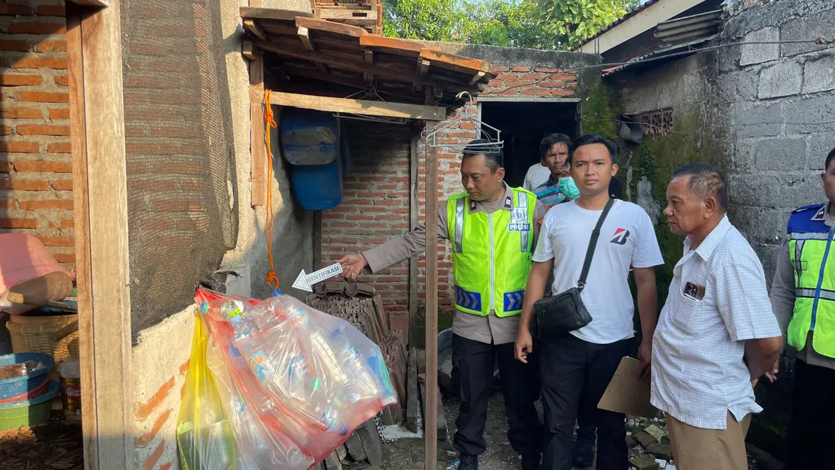 SELIDIK: Personil Polres Blora saat melakukan evakuasi di tempat kejadian. (HUMAS POLRES BLORA) 