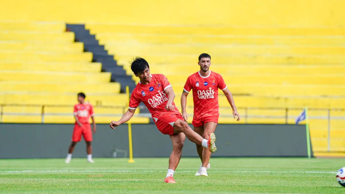 ADAPTASI: Para pemain Persijap Jepara gelar latihan pada Minggu (19/4), sebelum laga melawan Semen Padang pada Senin (20/4). (MO PERSIJAP UNTUK RADAR KUDUS)