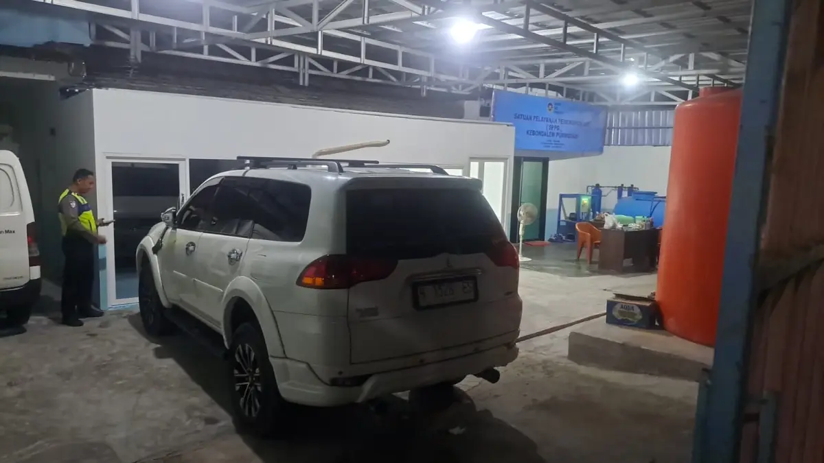 DIDUGA TABRAK LARI – Mobil kendaraan yang diduga sebagai pelaku tabrak lari siswa di Jetis Utara Purwodadi, Sabtu malam. 