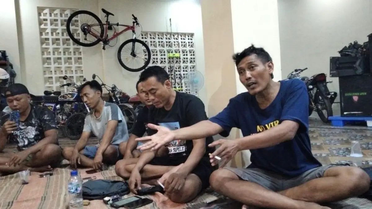 ISTIMEWA UNTUK RADAR KUDUS

DISKUSI: Teguh dan Botok berdiskusi bersama warga tolak seleksi perangkat desa di Desa Sumber kemarin.