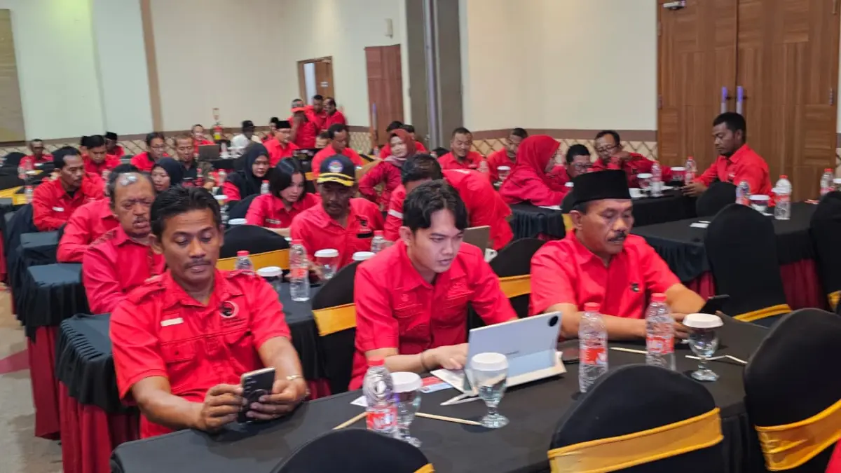 PENJARINGAN – Ratusan pengurus ranting dan PAC PDI P Grobogan mengikuti tes fit and propertest pemilihan Ketua PAC PDI P se Kabupaten Grobogan di Front One Hotel Purwodadi, Minggu (19/4). 