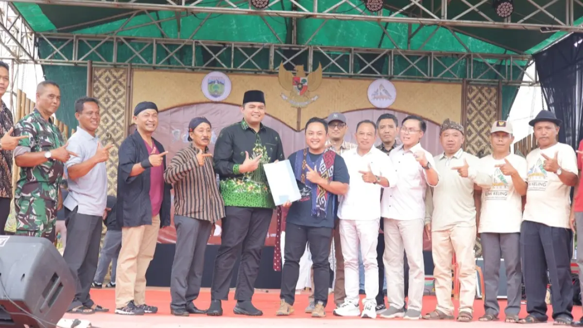 SUPORTIF: Proses penyerahan SK Paguyuban Pariwisata se-Kecamatan Keling dari Disparbud oleh Wabup Jepara M Ibnu Hajar.