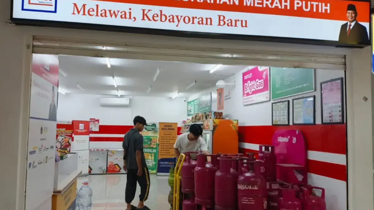Aktivitas di Koperasi Kelurahan Merah Putih (KKMP) Melawai di area basement Blok M Hub, Kebayoran Baru, Jakarta Selatan. (Dimas Choirul/JawaPos.com)