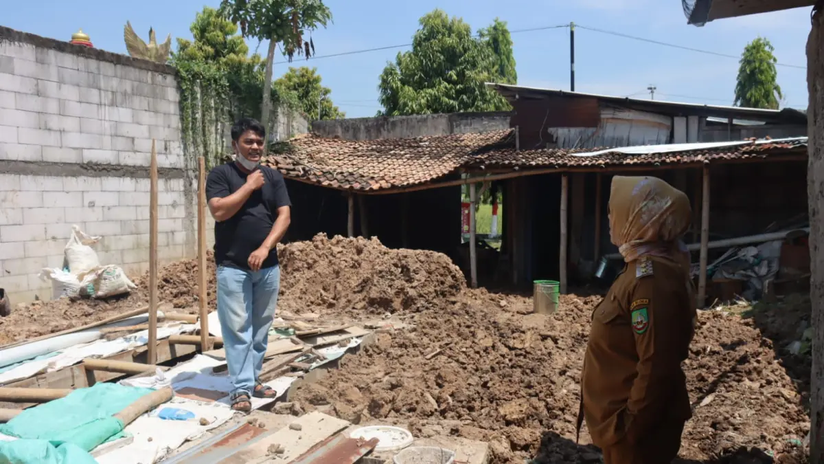 CEK: Wakil Bupati Blora Sri Setyorini (kanan) saat mengecek SPPG yang ada di Desa Bogowanti, Kecamatan Ngawen. (PROKOMPIM PEMKAB BLORA)