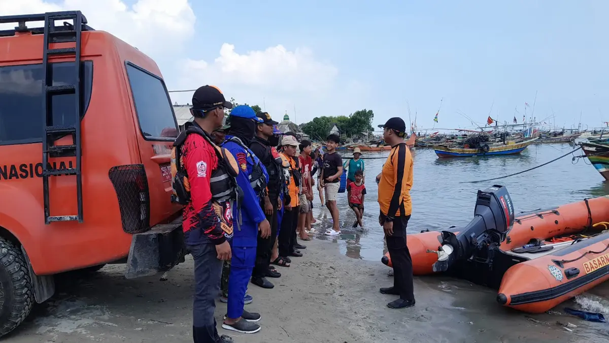 DISISIR: Operasi SAR laka air melibatkan tim gabungan untuk mencari keberadaan nelayan asal desa Pangkalan, Sluke yang hilang saat melaut, kemarin. (BPBD RBG UNTUK RADAR KUDUS)
