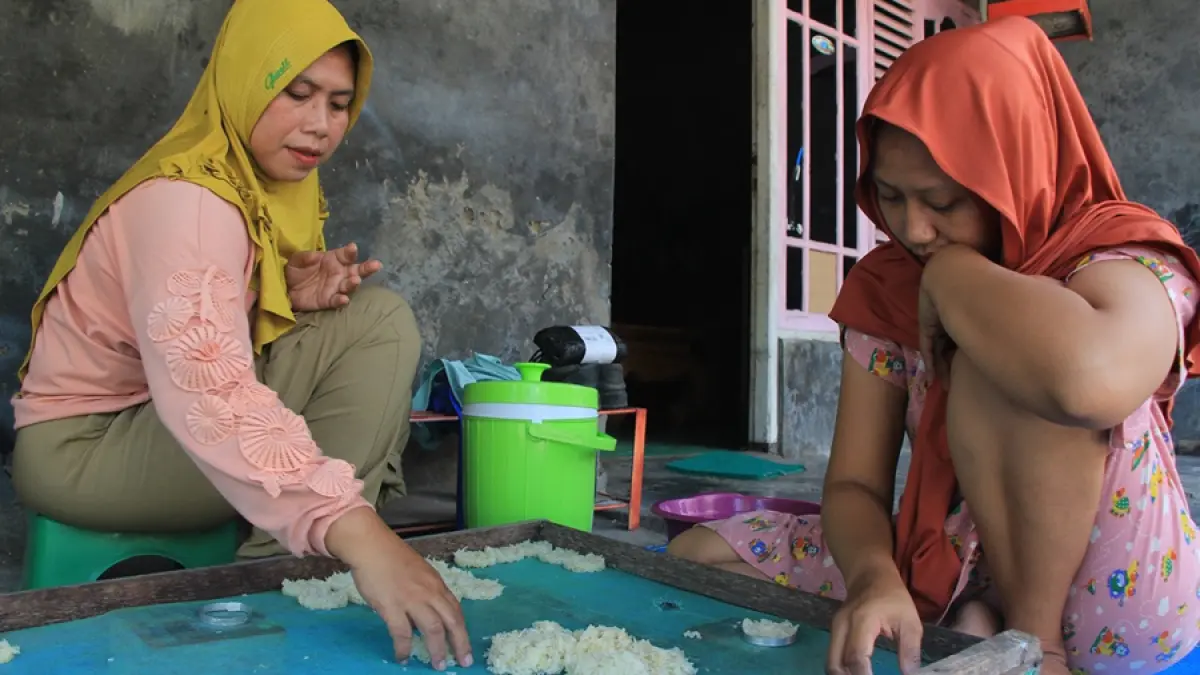 KEARIFAN LOKAL: Para ibu di Pasar Banggi, Rembang membuat rengginang olahan hasil laut hasil tangkapan nelayan setempat. (WISNU AJI/RADAR KUDUS)