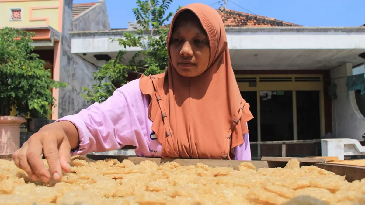 KEARIFAN LOKAL: Para ibu di Pasar Banggi, Rembang, menjemur rengginang olahan hasil laut hasil tangkapan nelayan setempat. (WISNU AJI/RADAR KUDUS)