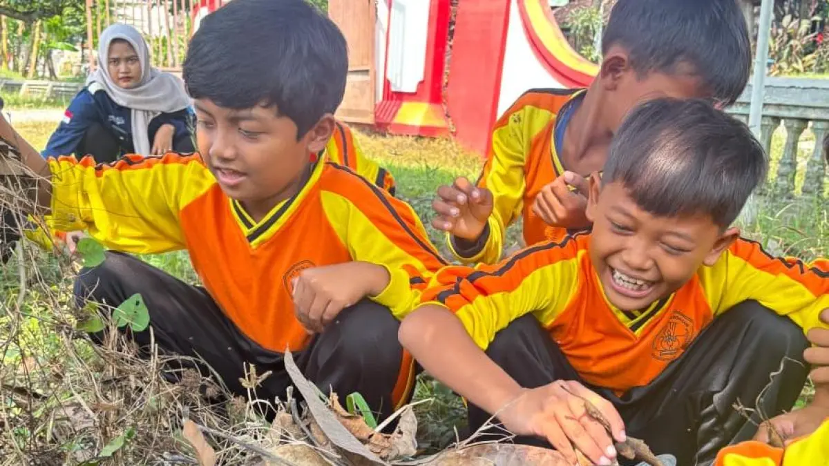 MEMILAH: Murid SDN 1 dan 2 Cingkrong bersama mahasiswa An-Nuur saat memilah sampah. (INTAN MAYLANI/RADARKUDUS)