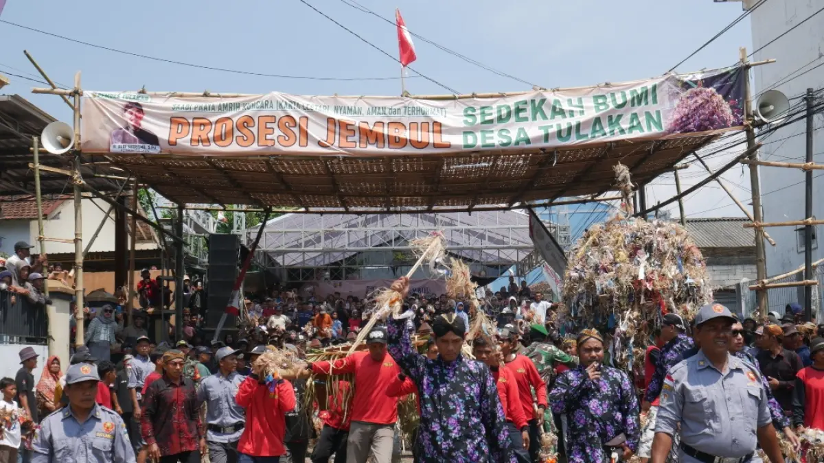 MERIAH: Prosesi kirab Jembul Tulakan pada Senin (20/4) di Desa Tulakan, Kecamatan Donorojo, disaksikan oleh ribuan warga. (FIKRI THOHARUDIN/RADAR KUDUS)