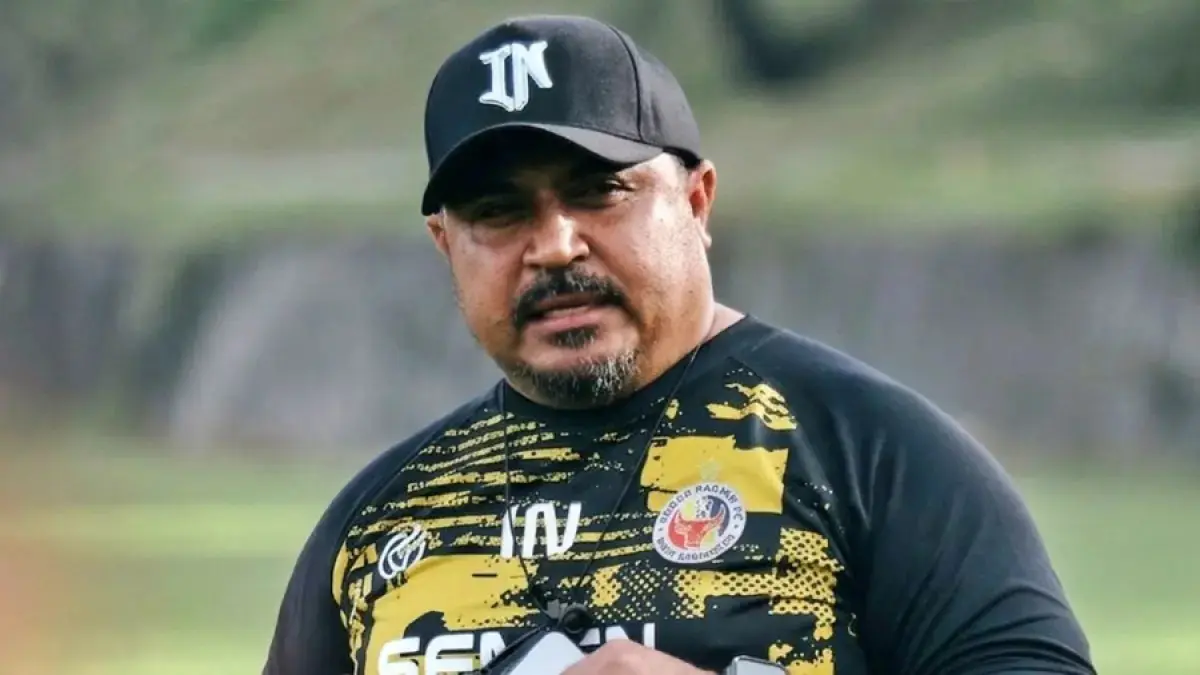 Pelatih Semen Padang FC Imran Nahumarury memompa semangat pemain jelang duel krusial. (Dok. Semen Padang)