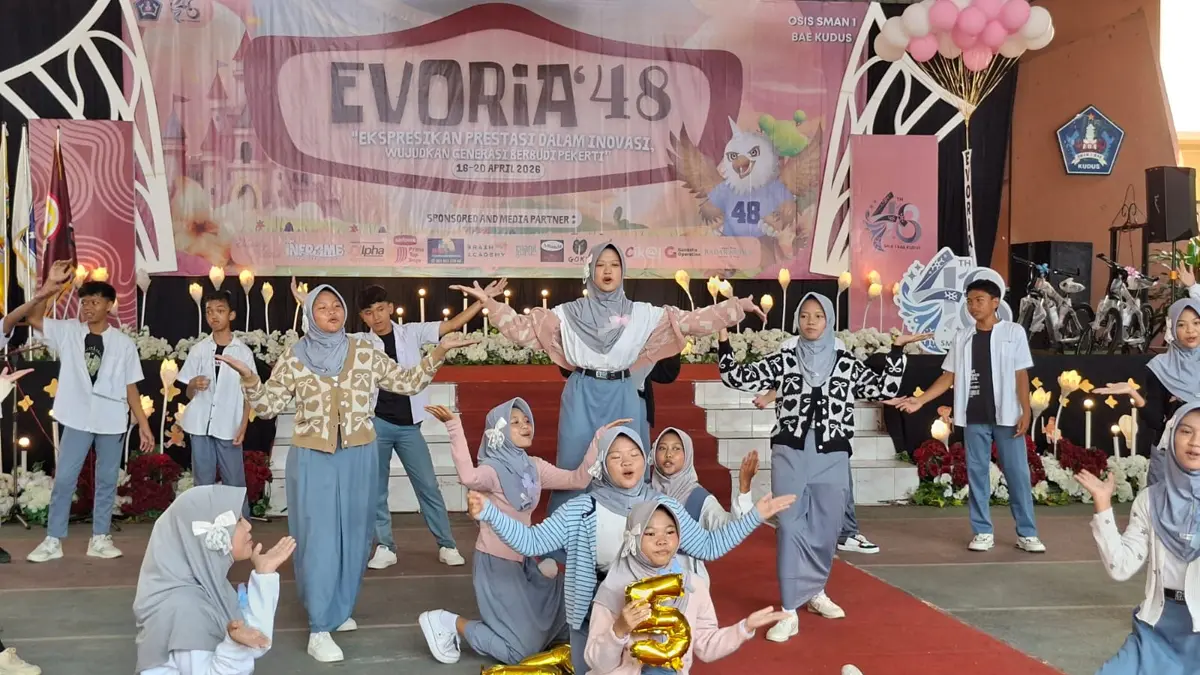 PERFORM: Siswa SMAN 1 Bae Kudus menampilkan gerak koreografi dalam even Evoria, Kamis (16/4). (ANDIKA TRISNA SAPUTRA/RADAR KUDUS)