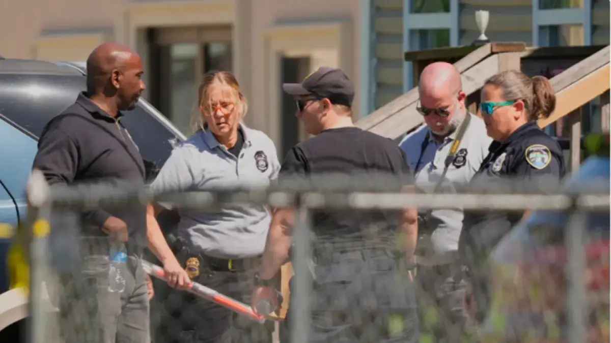 Polisi bekerja di luar lokasi penembakan massal, Minggu, 19 April 2026, di Shreveport, La. (AP Photo/Gerald Herbert).