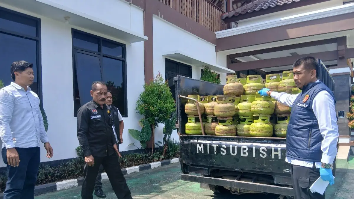 RINGKUS: Satreskrim Polres Blora saat menunjukkan barang bukti 200 LPG yang diamankan di Mapolres. (EKO SANTOSO/RADAR KUDUS)