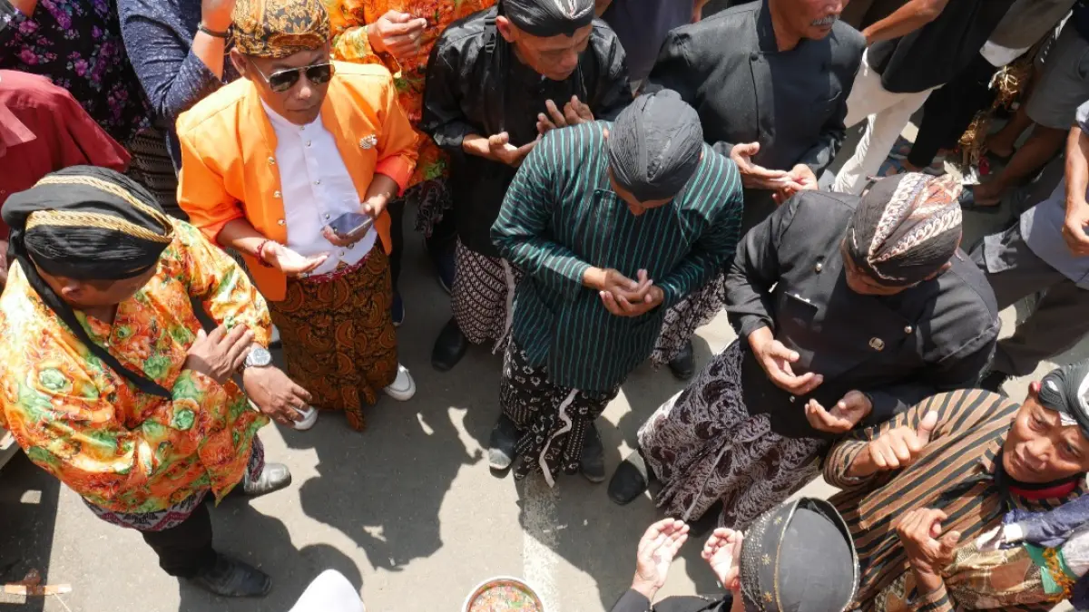 SIMBOLIS: Prosesi resikan, pembasuhan kaki Petinggi, sebelum memutari jembul sebagai pamungkas acara.