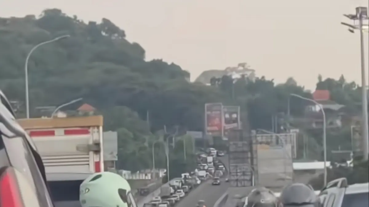 Suasana kemacetan di tanjakan Gombel Semarang (Foto: Tangkapan layar tiktok @infosemarangraya) 