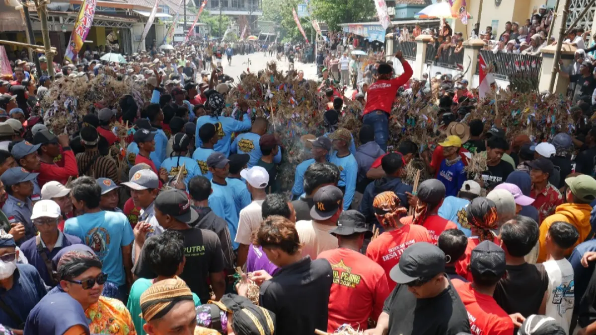 TUMPAH RUAH: Empat jembul tengah didoakan.
