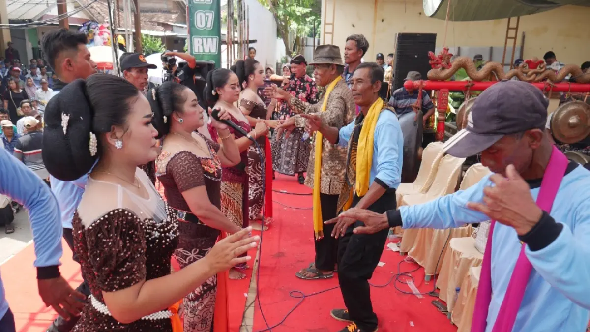 URI-URI: Kesenian Tayub juga digelar untuk memeriahkan acara Jembul Tulakan, Senin (20/4).