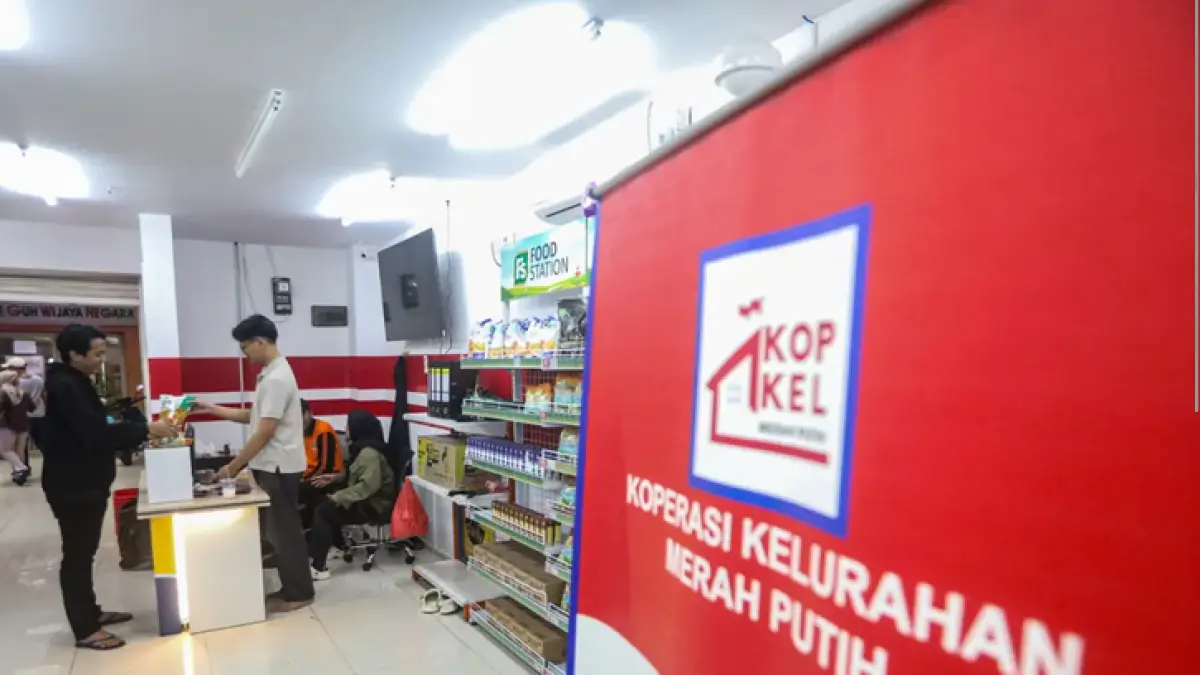 Warga berbelanja di salah satu Koperasi Desa/Kelurahan Merah Putih (KDKMP) Melawai di Jakarta, Selasa (7/4/2026). (Salman Toyibi/Jawa Pos)