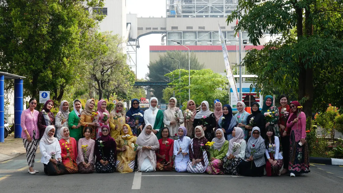 SELAMAT HARI RA KARTINI: Srikandi PLN UIK Tanjung Jati B berfoto bersama mengenakan kebaya dalam rangka memperingati Hari Kartini 2026 di lingkungan pembangkit, sebagai wujud pelestarian budaya sekaligus penghormatan terhadap perjuangan emansipasi perempuan Indonesia.