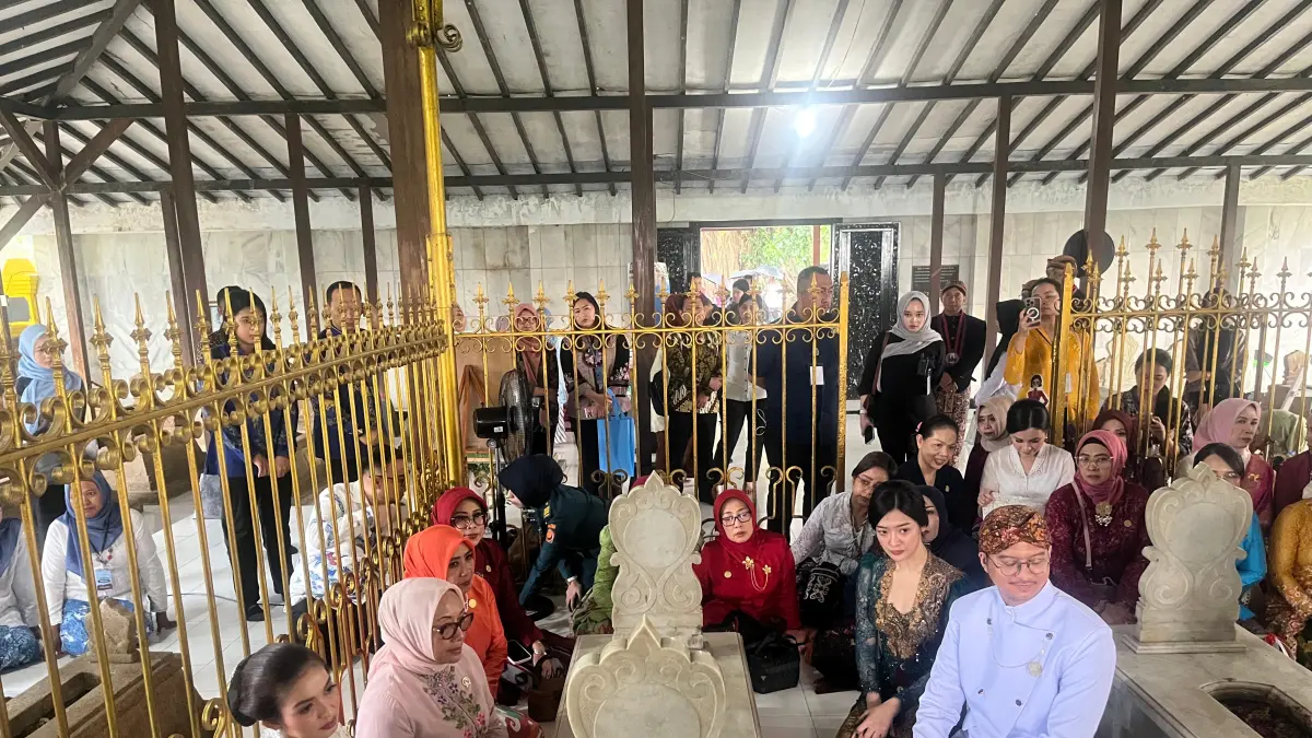 MEMBAUR: Istri Wakil Presiden Republik Indonesia Gibran Rakabuming, Selvi Ananda bersama Canggah R.A. Kartini Ketua Yayasan Kartini Heritage, Joddy Mulyasetya (beskap putih) dan Artis, Mega Influencer dan Konten Kreator, Dara Sarasvati di makam RA Kartini, kemarin. (YAYASAN KARTINI HERITAGE UNTUK RADAR KUDUS)
