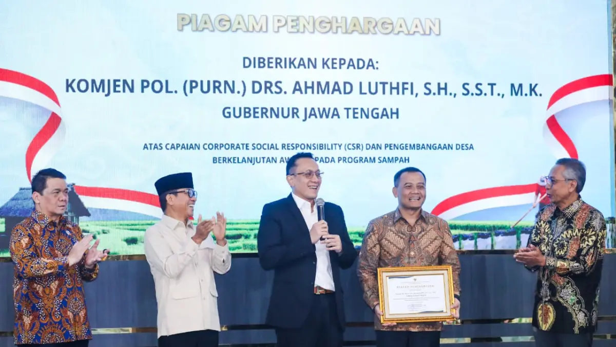 SELAMAT: Gubernur Jawa Tengah, Ahmad Luthfi &nbsp; menerima penghargaan atas capaian Corporate Social Responsibility (CSR) dan Pengembangan Desa Berkelanjutan (PDB) Awards 2026 pada Program Sampah dari Kementerian Desa dan Pembangunan Daerah Tertinggal (Kemendes PDT).