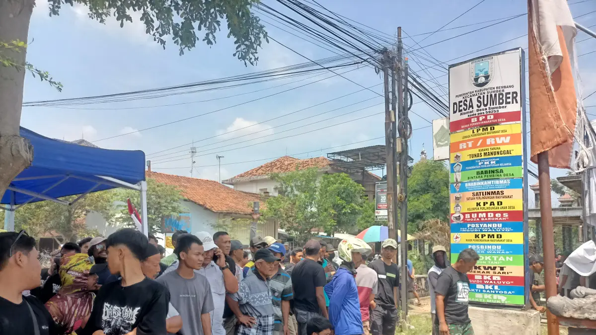 AHMAD AKHWAN/RADAR KUDUS
KAWAL AUDIENSI: Puluhan pemuda mengawal proses audiensi terbuka soal polemik seleksi perangkat di Desa Sumber kemarin.
