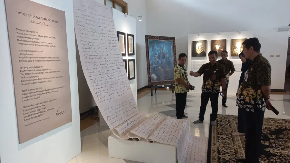 ANTUSIAS: Pengunjung menilik surat-surat RA Kartini yang dicetak dalam ukuran jumbo di Museum RA Kartini Jepara. (FIKRI THOHARUDIN/RADAR KUDUS)