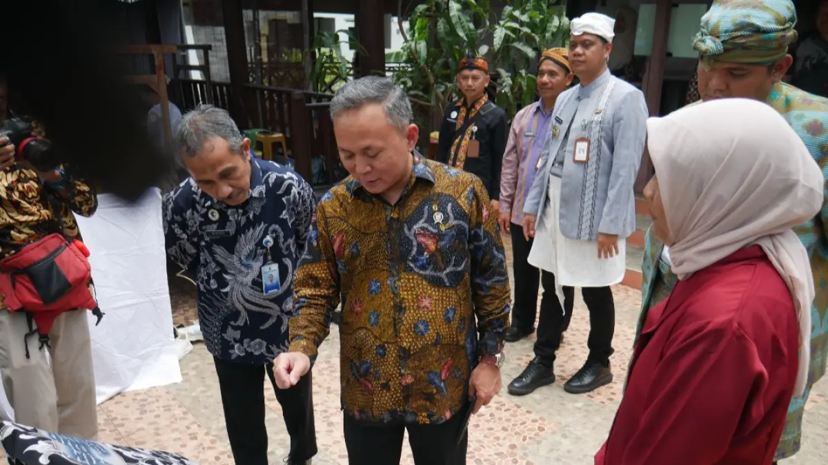 ANTUSIAS: Wamen HAM Mugiyanto tengah menilik batik yang bermotif Surat-surat Kartini. (FIKRI THOHARUDIN/RADAR KUDUS)