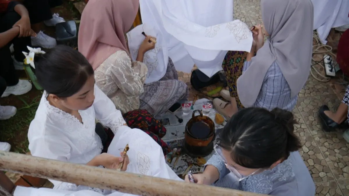 BERDAYA: Para pelajar tengah membatik di tempat Kartini dulu kala membantik bersama adik-adiknya, di Taman Eks Pendopo Kabupaten Jepara. Kini tempat ini jadi Museum.&nbsp;(FIKRI THOHARUDIN/RADAR KUDUS)
