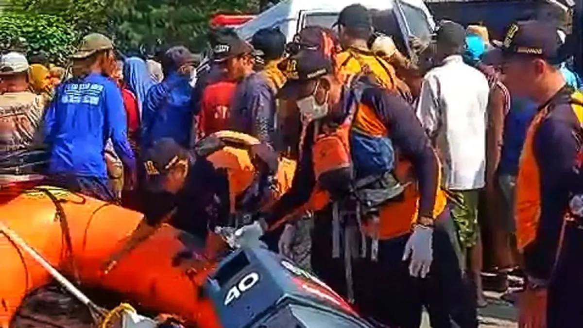 DIEVAKUASI: Tim pencarian saat melakukan proses evakuasi jenasah nelayan desa Pangkalan sebelum dibawa menuju rumah sakit, kemarin. (BPBD RBG UNTUK RADAR KUDUS)