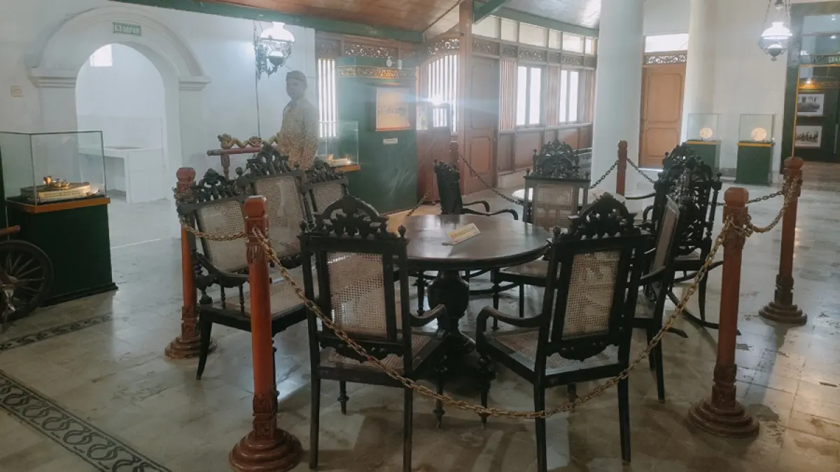 DISIAPKAN: Salah satu duta museum melintas di depan dapur RA Kartini, kemarin. (WISNU AJI/RADAR KUDUS)