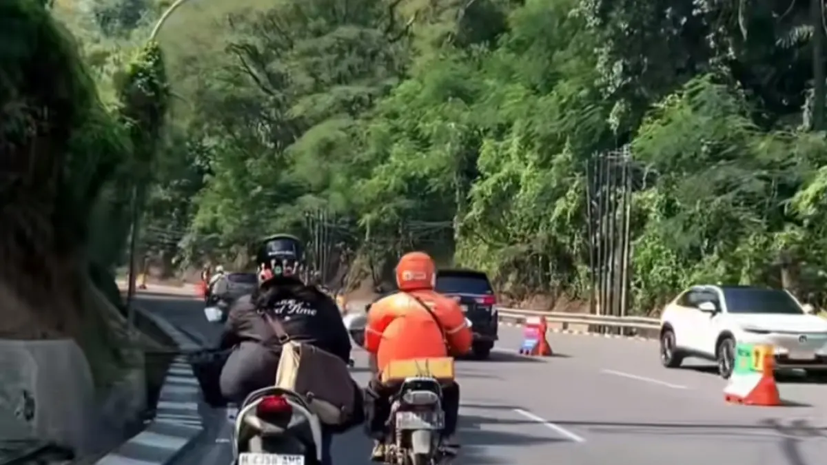 Gombel Baru mulai berlakukan jalur dua arah (Foto: Tangkapan layar Tiktok @iswara.smg) 