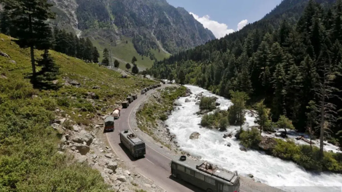 Ilustrasi - Konvoi kendaraan tentara India terlihat di jalan raya menuju Ladakh, di Gagangeer distrik Ganderbal Kashmir (18/6/2020). ANTARA/REUTERS/Danish Ismail/AWW/djo.