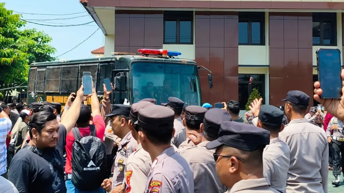 KELUARGA KORBAN MARAH: Bus tahanan yang mengangkut para terdakawa kasus tongtek maut di Talun Kayen dikejar massa. (ACHMAD ULIL ALBAB/RADAR KUDUS)