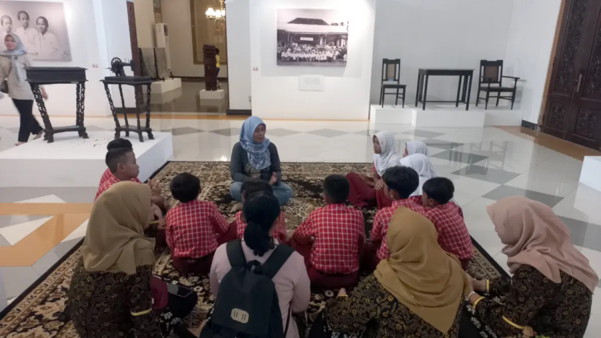 KHIDMAT: Peneliti Kartini di Komunitas Rumah Kartini Susi Ernawati Susindra menjelaskan riwayat hidup sosok pahlawan emansipasi perempuan di Museum Kartini. (FIKRI THOHARUDIN/RADAR KUDUS)