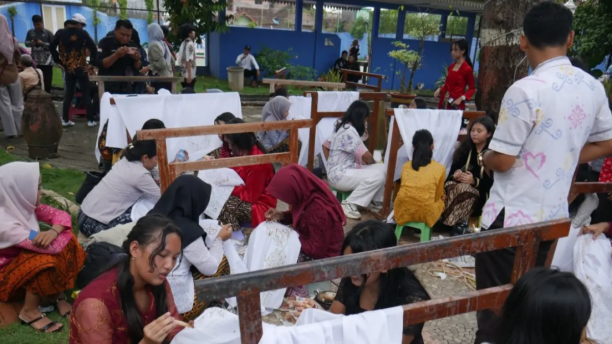 MERIAH: Para siswi tengah mengukir bersama di momen peringatan Hari Kartini pada Selasa (21/4).