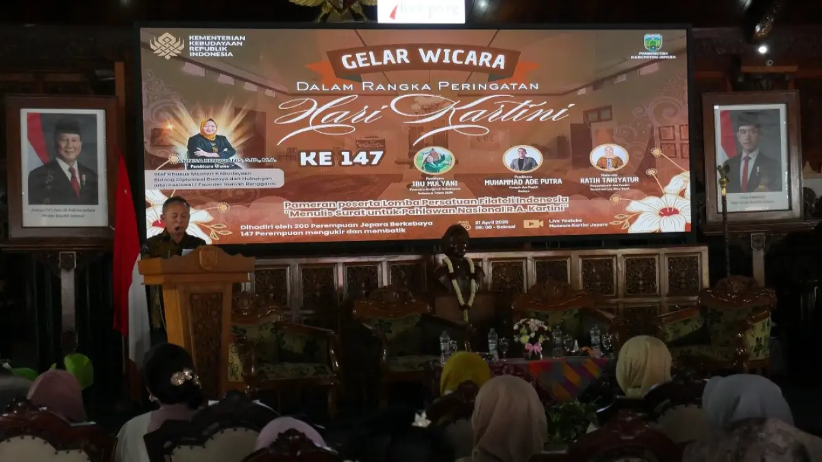 PUTRA DAERAH: Wamen HAM yang merupakan pria kelahiran Dermolo, Kembang, berikan pantikan diskusi pada Selasa (21/4).