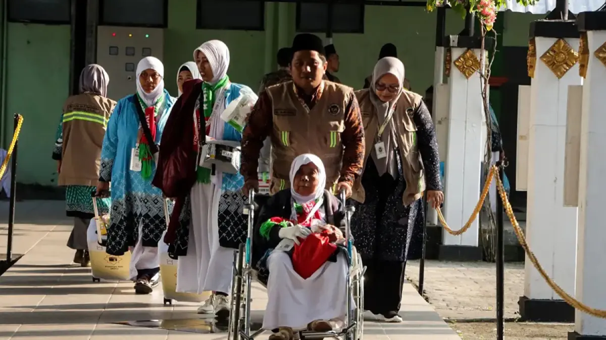 Rombongan jemaah haji asal Kabupaten Tegal memasuki Asrama Haji Donohudan (AHD) Boyolali, Selasa (21/4/2026). (M.IHSAN/RADAR SOLO)