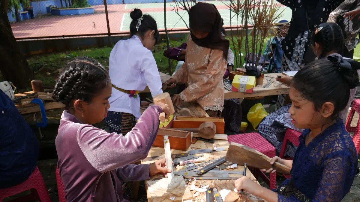 TELATEN: Para siswi tengah mengukir di Taman Museum Kartini pada Selasa (21/4).
