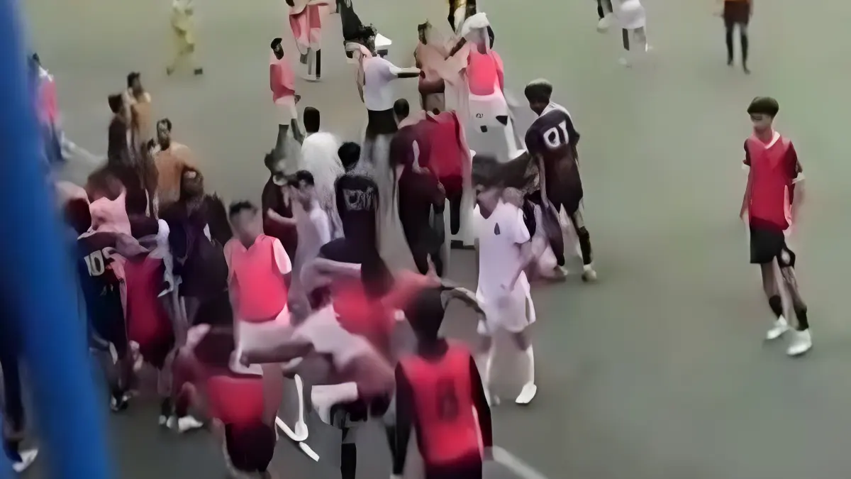 Tendangan kungfu oleh Pemain Bhayangkara Presisi Lampung FC ke pemain Dewa United viral dalam laga Elit Pro Academy (EPA) di Stadion Citarum Kota Semarang, Jawa Tengah. FOTO: Tangkapan layar akun Instagram @smgfootball.