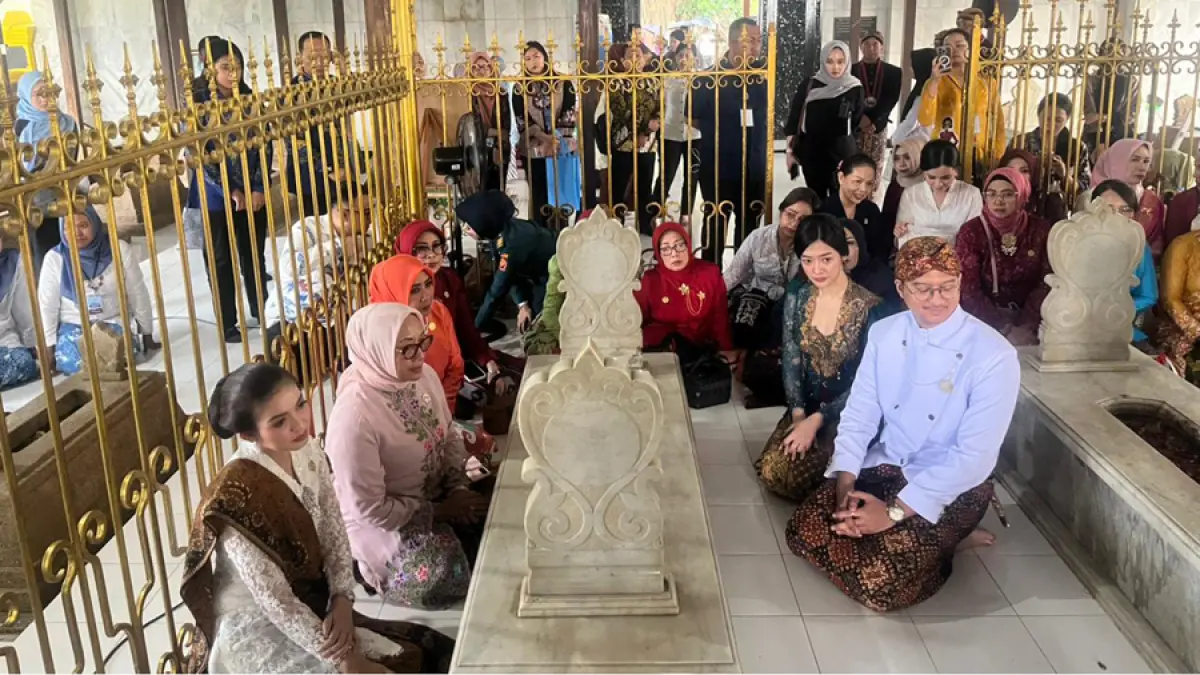 MEMBAUR: Istri Wakil Presiden Republik Indonesia Gibran Rakabuming, Selvi Ananda bersama Canggah R.A. Kartini Ketua Yayasan Kartini Heritage, Joddy Mulyasetya (beskap putih) dan Artis, Mega Influencer dan Konten Kreator, Dara Sarasvati di makam RA Kartini, kemarin. YAYASAN KARTINI HERITAGE UNTUK RADAR KUDUS