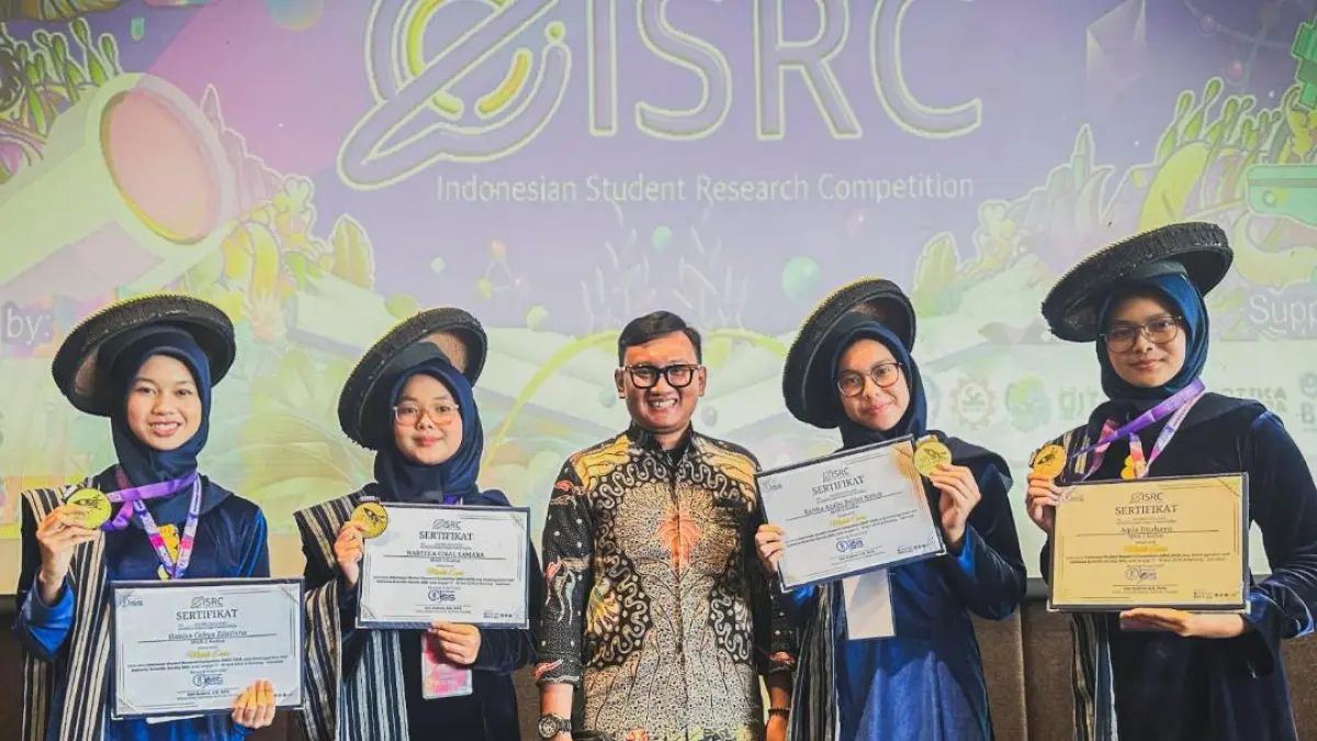 BERPRESTASI: Hanisa Cahya Zilarisna (XI-3), Aqila Ditahayu (XI-3), Keisha Azalia Bellini Birton (X-12), Nabeela Cikal Samara (X-12) berhasil membawa medali emas dalam bidang humaniora & ilmu sosial (Indonesian Student Research Competition (ISRC) 2026) oleh Indonesia Scientific Society (ISS).