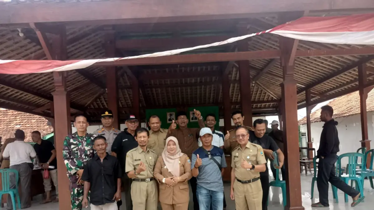 ALI MAHMUDI/RADAR KUDUS

KOMITMEN BERSAMA: Plt Kepala Dinpermades Kabupaten Rembang, Teguh Gunawarman bersama Forkopimcam, Pemdes dan masyarakat Sumber berfoto bersama usai audiensi terbuka Senin (20/4) lalu.&nbsp;