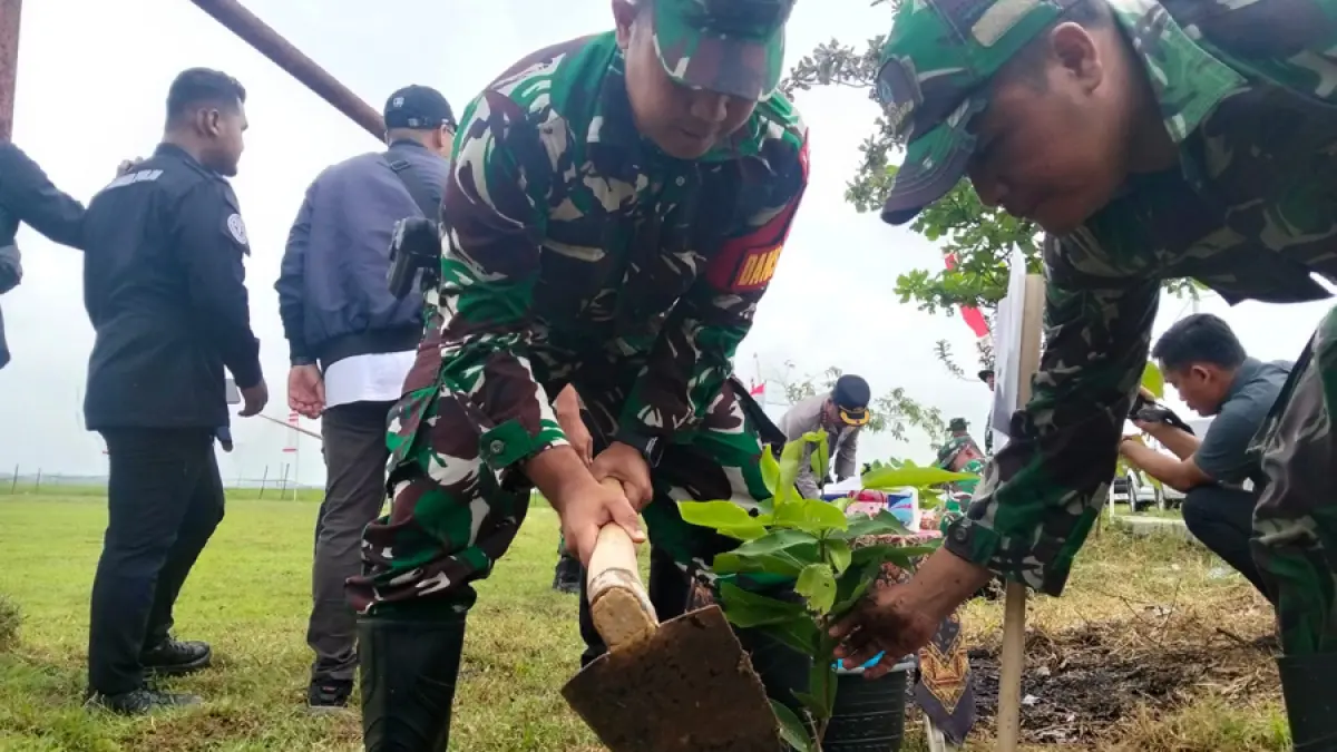 Dandim 0718/Pati Letkol Arm Timotius Berlian Yogi Ananto secara simbolis menanam pohon di Lapangan Desa Gunungpanti, Winong. (ANDRE FAIDHIL FALAH/RADAR KUDUS)