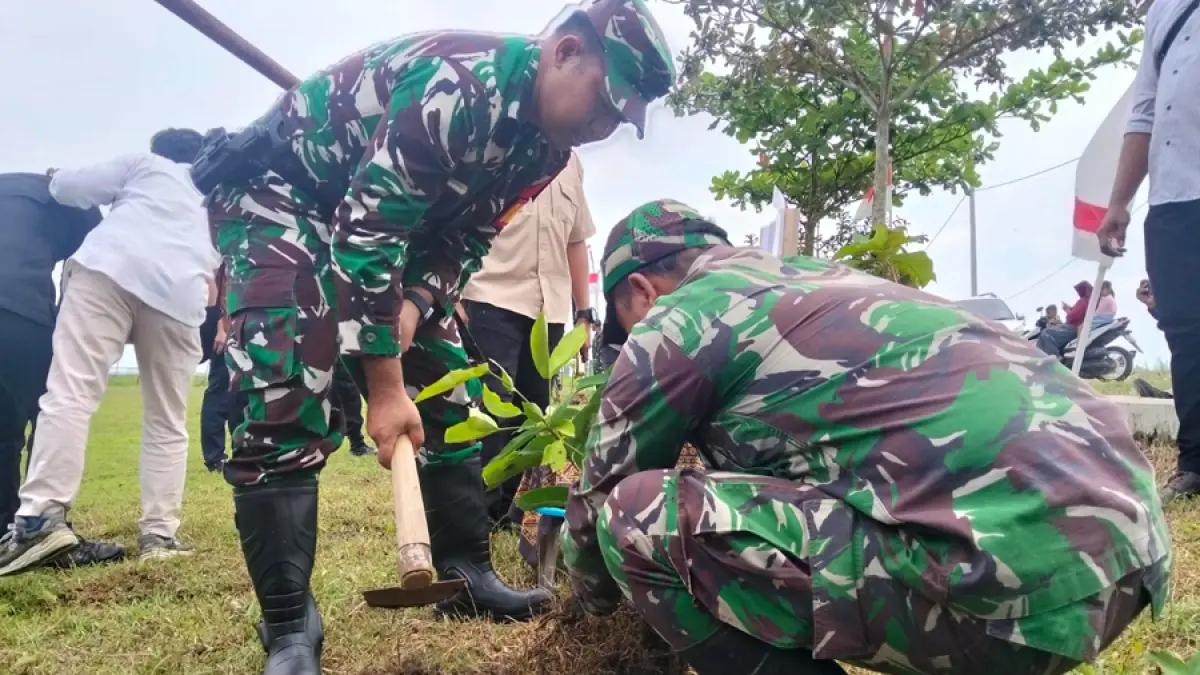 Dandim 0718/Pati Letkol Arm Timotius Berlian Yogi Ananto secara simbolis menanam pohon di Lapangan Desa Gunungpanti, Winong. (ANDRE FAIDHIL FALAH/RADAR KUDUS)