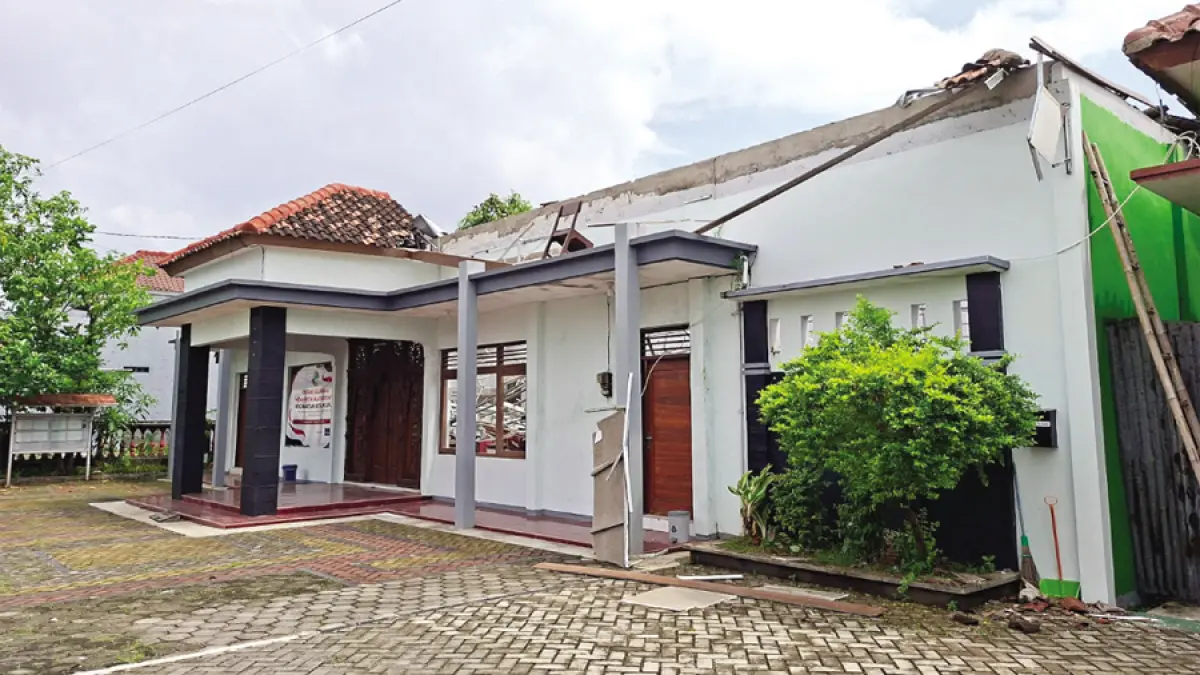 DIAUDIT: Kondisi atap aula Keluruhan Mlatinorowito roboh akibat hujan disertai angin kencang. (ANDIKA TRISNA/ RADAR KUDUS)
