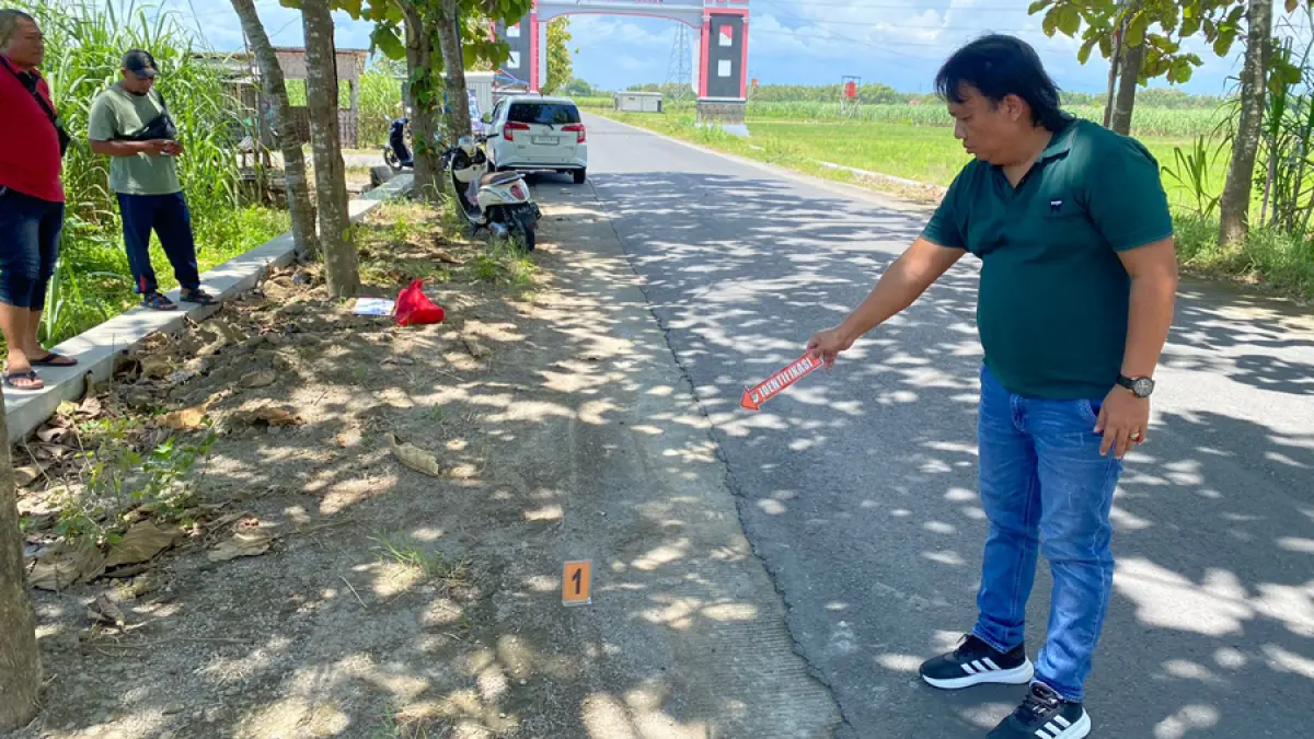 DILIHATKAN: Personel Polsek Batangan mengolah TKP penganiayaan di wilayahnya kemarin. (POLSEK BATANGAN UNTUK RADAR KUDUS)


