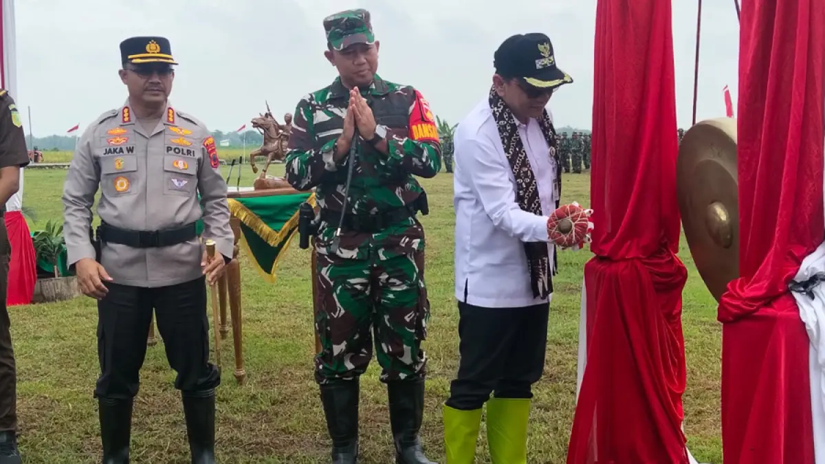 DIMULAI: Plt Bupati Pati, Risma Ardhi Chandra memukul gong di Lapangan Desa Gunungpanti, Winong pada Rabu (22/4). (ANDRE FAIDHIL FALAH/RADAR KUDUS)