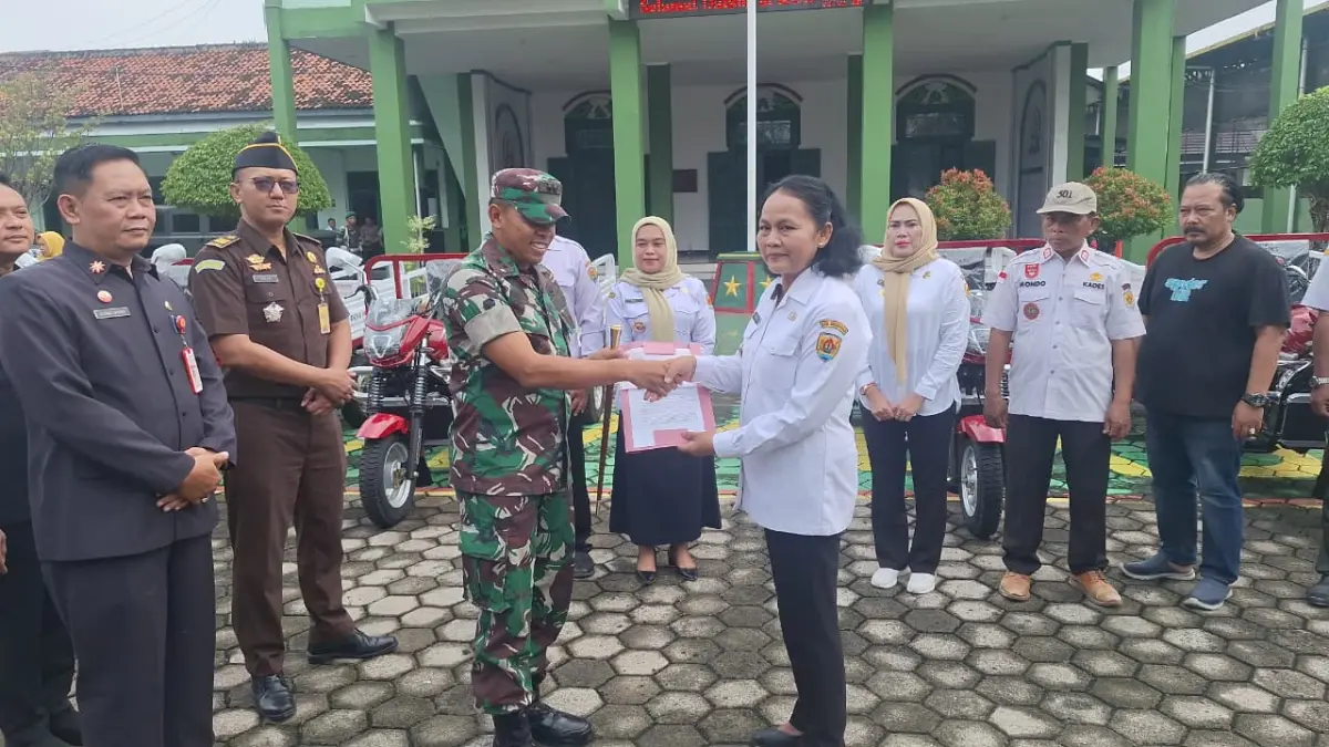 DISERAHKAN: Dandim  0717/Grobogan Letkol Inf Wefri Sandiyanto saat menyerahkan kendaraan roda tiga penunjang operasi KDMP disalurkan ke desa. 