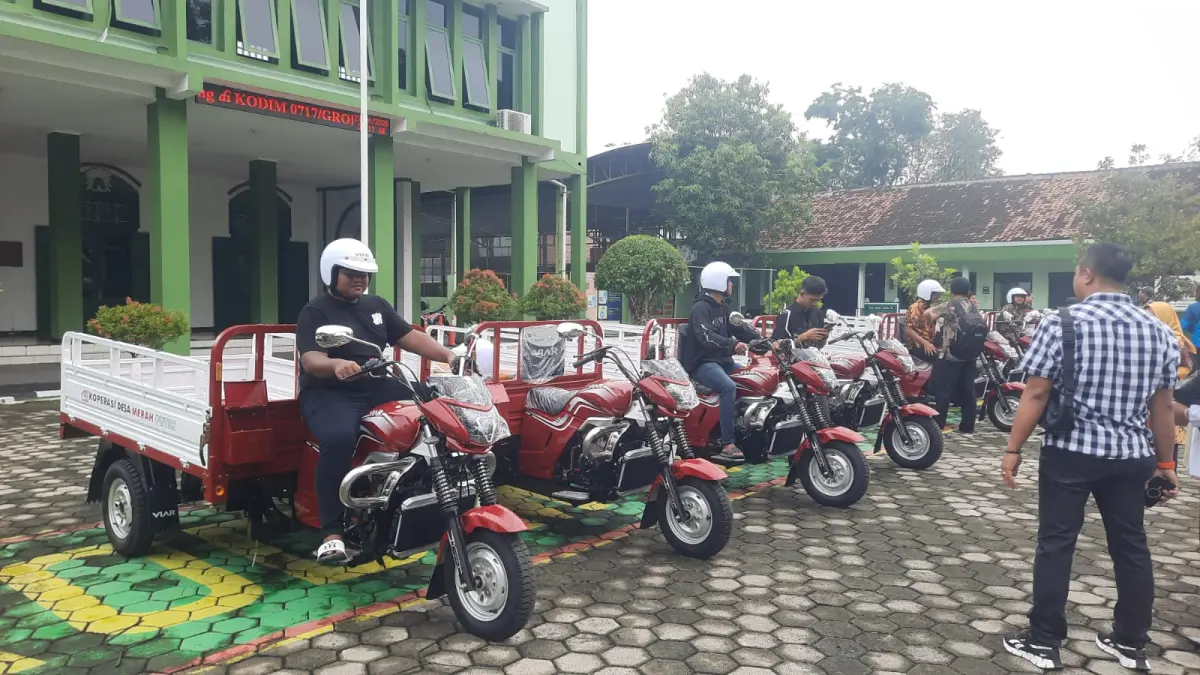 DISERAHKAN: Kendaraan roda tiga penunjang operasi KDMP disalurkan ke desa. (INTAN MAYLANI SABRINA/RADAR KUDUS)